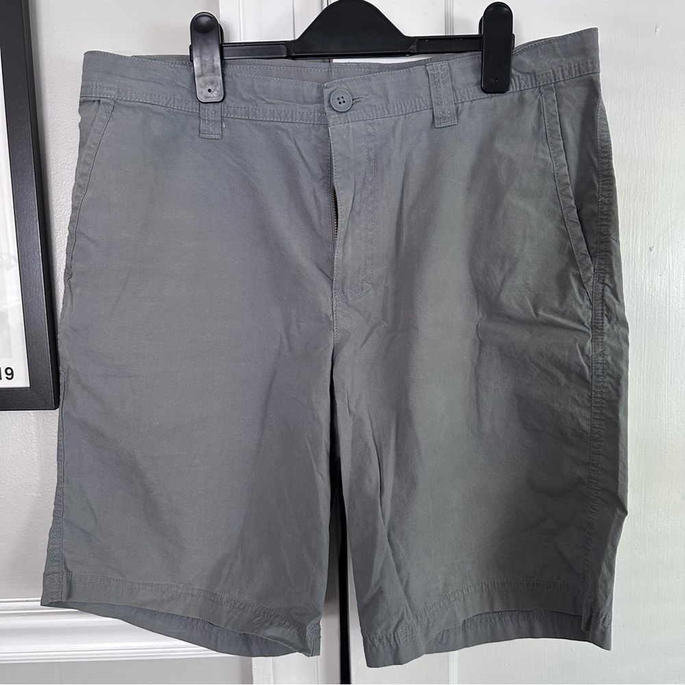 Columbia Men's Gray Flat Front Shorts